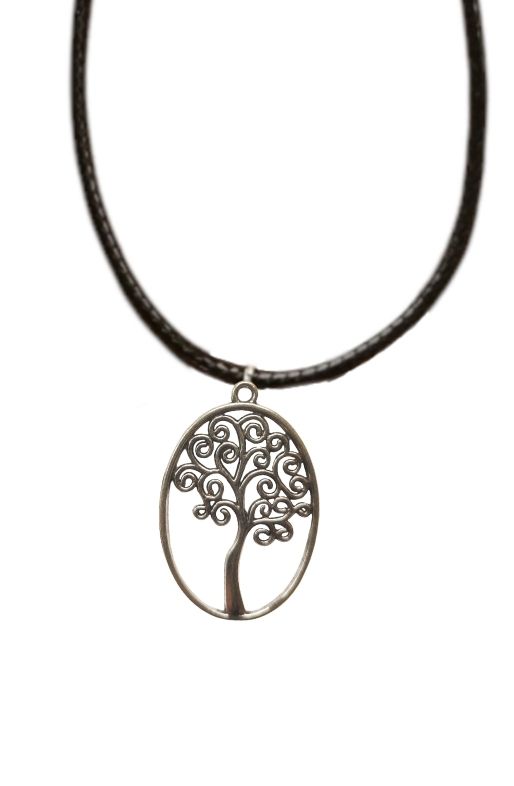  - Halskette mit silbernem Holzanhänger mit geflochtenem schwarzem Lederband mit längenverstellbarem Verschluss 