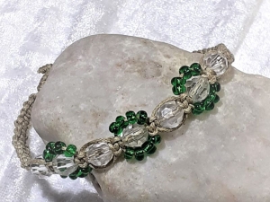 Handgefertigtes  Makramee-Armband aus feinem naturfarbenen Garn mit Perlen