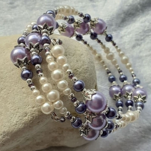 Perlen-Armreifen in violett und weiß,in passenden Geschenkschachtel Armband handgearbeitet * Mode-Schmuck 