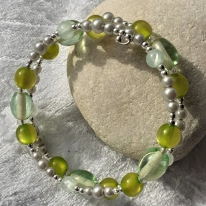 Perlen-Armreifen in hellgrau und grün, auch für Kinder geeignet, handgearbeitet * Mode-Schmuck