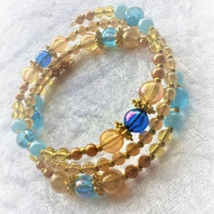 Perlen-Armreifen Armband in Geschenkverpackung in goldenen und blauen Tönen, handgearbeitet
