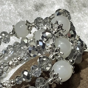 Armreifen,Armband in Geschenkverpackung anspruchsvolle Perlenkombination in kristallklar, weiß und silber, handgearbeitet