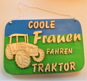 11153.200223.121114_coole-frauen-fahren-traktor-2-farbig-blau-gruen-holzbuchstaben