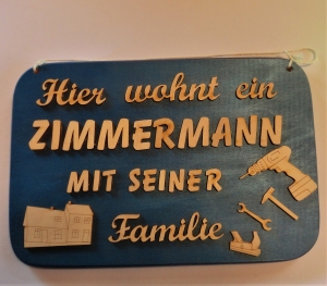 11153.200223.152905_hier-wohnt-ein-zimmermann-mit-seiner-familie-blaumetallic-holzbuchstaben