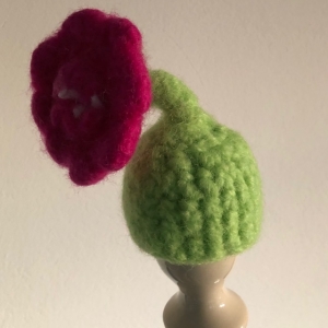 gefilzter pink grüner Eierwärmer in Form einer Blume