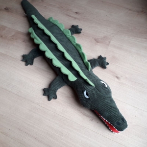 Handgearbeitetes Bodenkissen Krokodil für Kinder