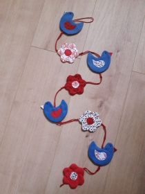 Vielseitige Stoff-Girlande mit Vögel und Blumen in Blau-Rot