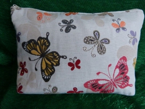 Kulturtasche aus Stoff genäht - helles beige mit bunten Schmetterlingen