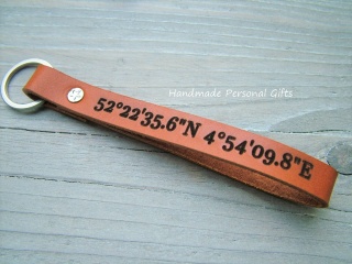 Schlüsselanhänger aus Leder, Vollständig anpassbar mit Koordinaten, Namen oder kleinen Text, Valentinstag 