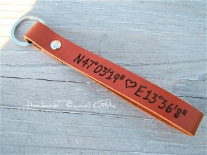 Schlüsselanhänger aus Leder, Vollständig anpassbar mit Koordinaten, Namen oder kleinen Text, Herz, Valentinstag