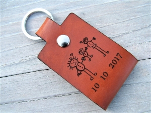 Leder Schlüsselanhänger, Eine Zeichnung Ihres Kindes,Schlüsselanhänger personalisiert,Geschenk für Vater und Mutter,individualisierbar, Fußabdruck,Kinderzeichnung, Hundepfote