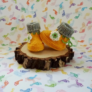 Babyschuhe in Sonnengelb handgestrickt mit Häkelblümchen