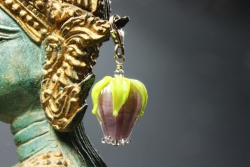 Charm *Rosenknospe*, lampwork