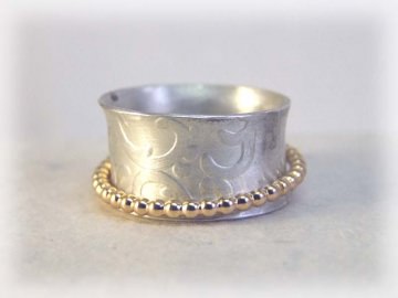 Drehring mit eingeprägten Ranken und goldplattiertem Kügelchenring