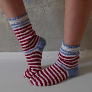  RINGELPIEZ Socken mit Streifen hellblau/rot/weiß handgestrickt von zimtblüte    