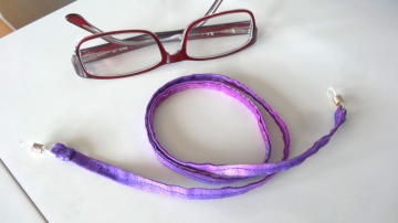 2521.180802.144838_brillenbandlila-pink