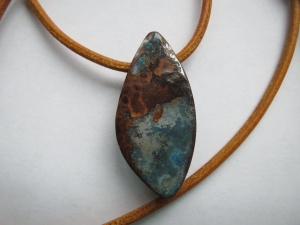 Boulder-Opal Anhänger, mit Lederband natur, Unikat, Rarität, Kristallgrotte