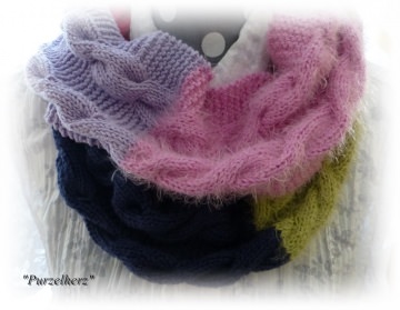 Handgestrickter Schlauchschal, Loop aus Effektgarnen, zweimal um den Hals legen,