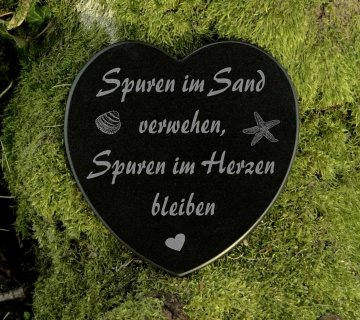 2671.180720.015544_herzmarmorplattespurenimsand