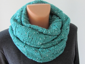 2893.181112.200119_loopschalgesstricktgrnweischwarz