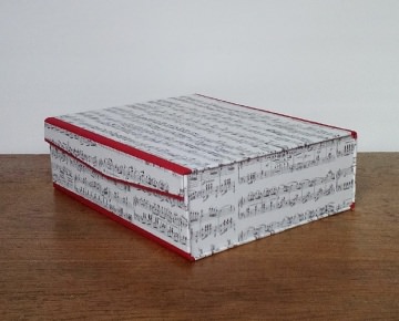 3146.180810.160957_notenbox-papeterie-schreibweise-leinenrot1