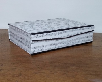 3146.180810.174426_notenbox-papeterie-schreibweise-36x27x9-sw-innen1