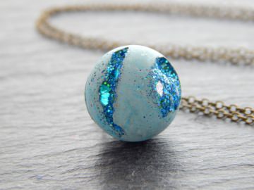 Kette mit Anhänger - Türkise Betonkugel mit Glitzer in Türkis und Petrol an bronzefarbener Kette