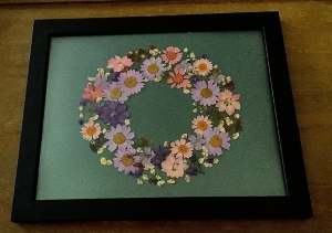 Holzbilderrahmen, Fotobilderrahmen - Echte gepresste Blüten in einem Blütenkranz