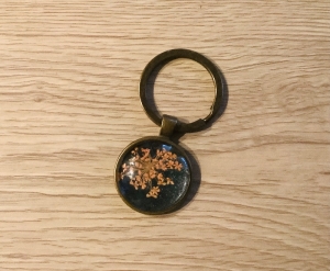 Schlüsselanhänger mit Schlüsselring, Schlüsselanhänger mit echter Blüte - Echte orangefarbene Doldenblüte unter einem Glascabochon 