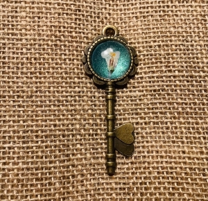 Nostalgischer Schmuckanhänger in Form eines Schlüssels - Echte gepresste Zimbelkrautblüte