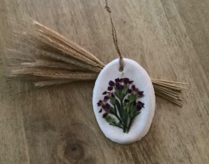 Kleines Bild aus Salzteig mit echten gepressten Blüten - Nelken -