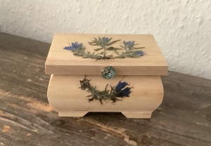 Kleine Holztruhe verziert mit echten Blüten - Gepresste Blüten der blauen Ochsenzunge -