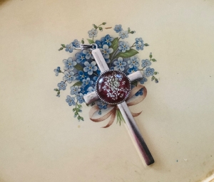  Kreuzanhänger mit einem Glascabochon - Echte gepresste Wiesenkerbelblüten