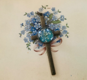  Kreuzanhänger mit einem Glascabochon - Echte gepresste Wiesenkerbelblüte