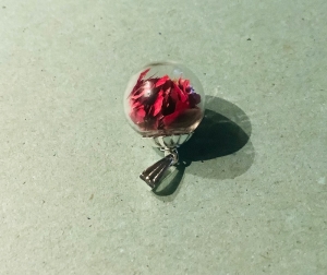 Schmuckanhänger, Glashohlperle - Echte Rosenblütenblätter -