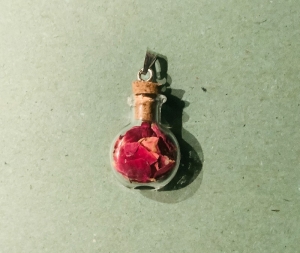 Schmuckanhänger - kleines Glasfläschchen mit Korken, gefüllt mit Rosenblättern -