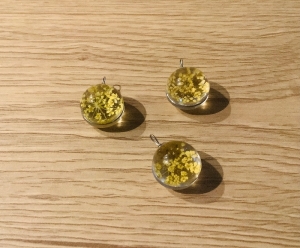 Glaskugelanhänger-Set für 1 Paar Ohrringe und 1 Kette - Echte gepresste gelbe Doldenblüte -
