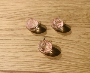 Glaskugelanhänger-Set für 1 Paar Ohrringe und 1 Kette - Echte gepresste rosa Doldenblüte -