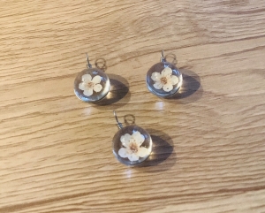 Glaskugelanhänger-Set für 1 Paar Ohrringe und 1 Kette - Echte gepresste Fingerstrauchblüte    -   