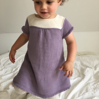 ABSOLUTES EINZELSTÜCK - Violettes Strickkleidchen aus Biobaumwolle für Kleinkinder