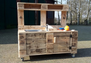 Matschküche aus Paletten Palettenholz mit Schlauchanschluß