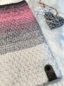 Farbenfroher Baumwollzauber: Handgefertigter Schlupfschal in weiß, hellgrau, rosa und grau