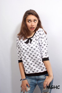 weites Shirt Herzchen mit Ansteckschleife liebevoll von Hand genäht aus Baumwolljersey  bestellen♥︎   