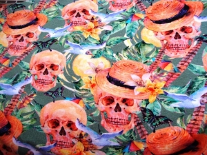 Aquarell Totenköpfe mit Schmetterlingen, Vögeln und Blättern auf grün Jersey Skull Schädel Köpfe Skull Jersey kaufen Meterware