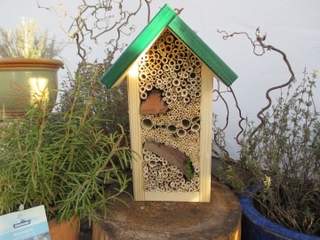 Insekten-Appartement mit grünem Dach