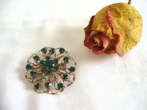 Vintage♥Brosche Blüte♥mit grünen Steinen♥aus den 70er Jahren♥