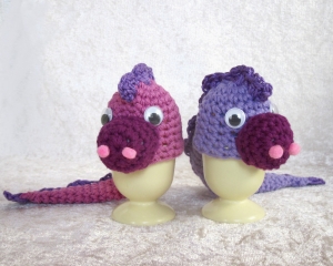 2 Eierwärmer ♡Drachen♡ in lila rosa violett gehäkelte Handarbeit ♡ Verrückte Maschen
