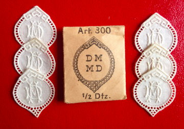   ★  DM/MD  MONOGRAMME ANTIK ★ 6 Stück gestickte weiße vintage Buchstaben Wäschezeichen zum Aufnähen 
