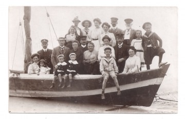 3957.180720.161441_fotovielepersonenaufboot