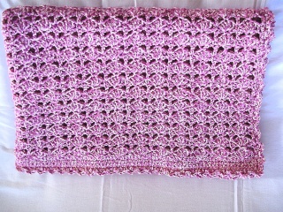 Kuscheldecke♥Plaid in altrosa-weiss♥im Muschelmuster gehäkelt♥      